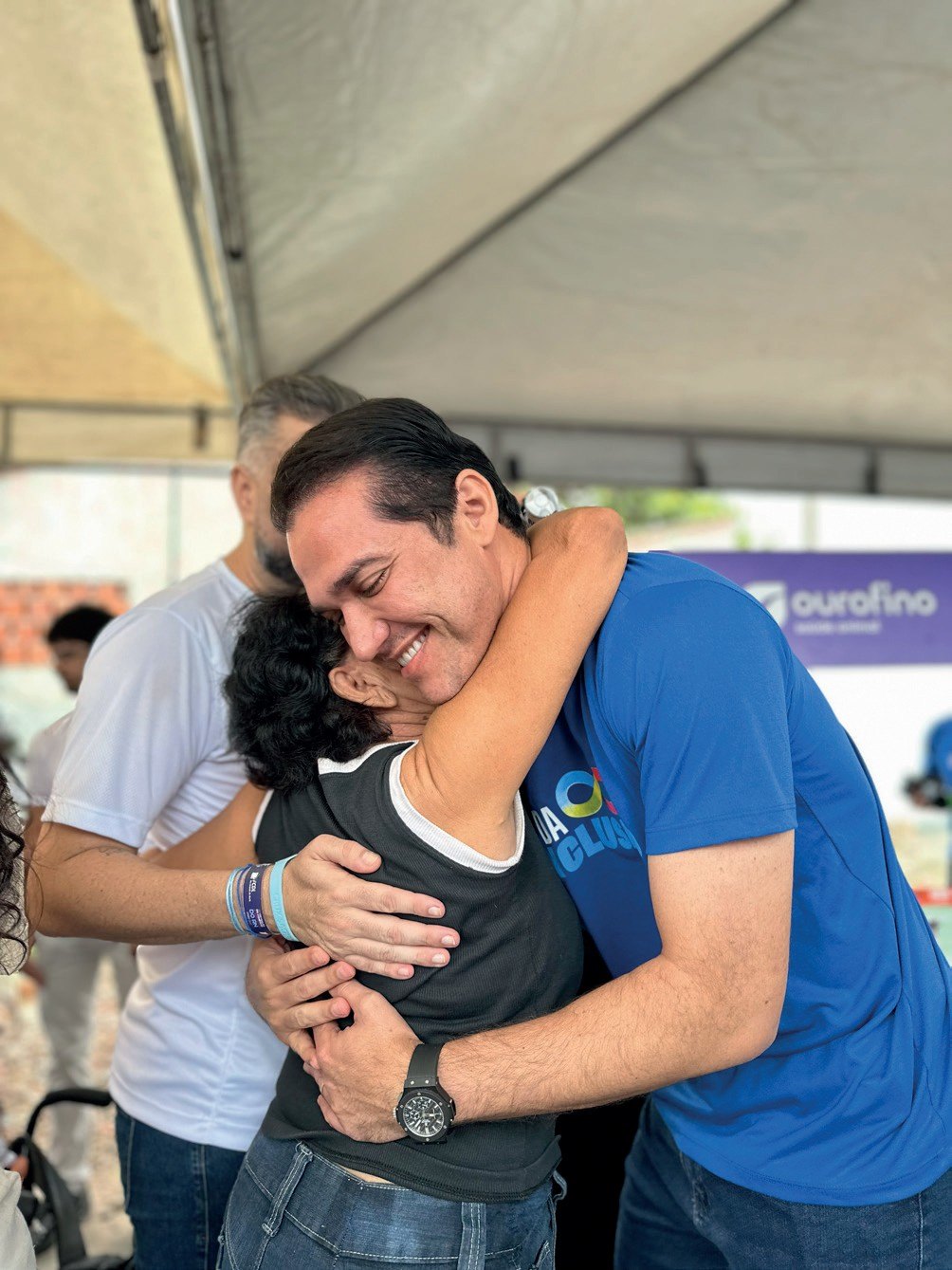 Kleber Rodrigues abraçando um jovem em ação da campanha